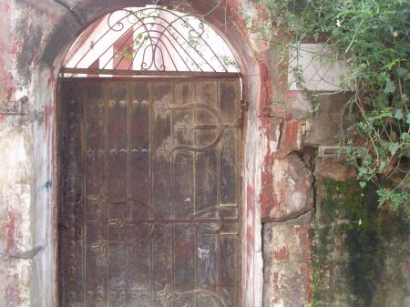 Porte d'une villa abandonnée au Charf